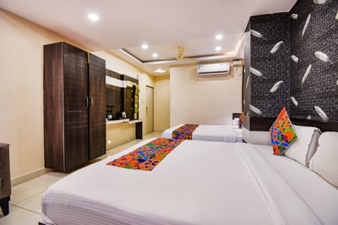 Egyptian cotton sheets, premium bedding, in-room safe, desk