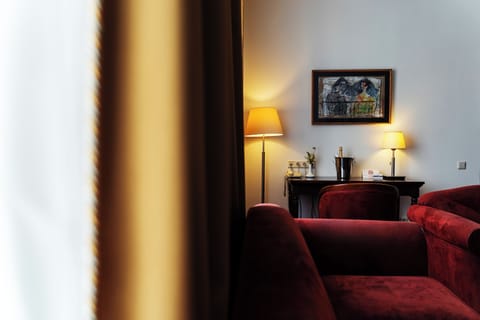 Suite | In-room safe, individually decorated, individually furnished, desk