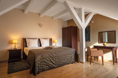 Suite | In-room safe, individually decorated, individually furnished, desk