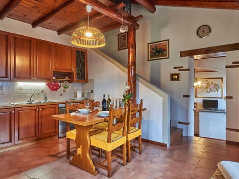 Water, Sky, Boat, Daytime, Building, Cloud, Watercraft, Azure, Vehicle, Plant