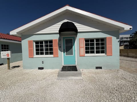 Beach bungalow with 2 parking space