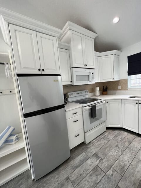 Full size kitchen w/ quartz countertop
