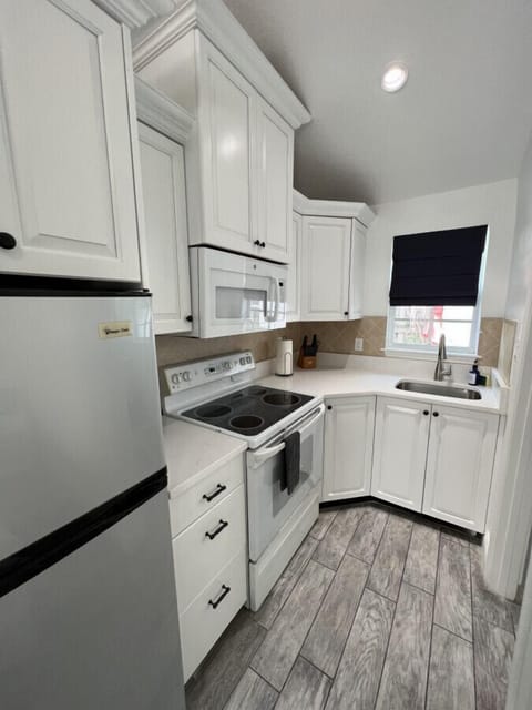 Full size kitchen w/ quartz countertop