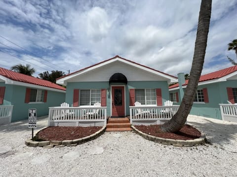 Beach bungalow w/ porch and sitting area