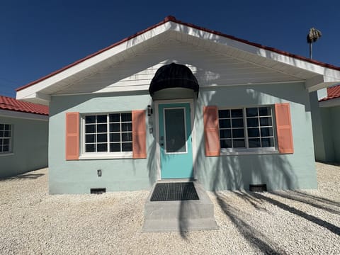 Beach bungalow with 2 parking space