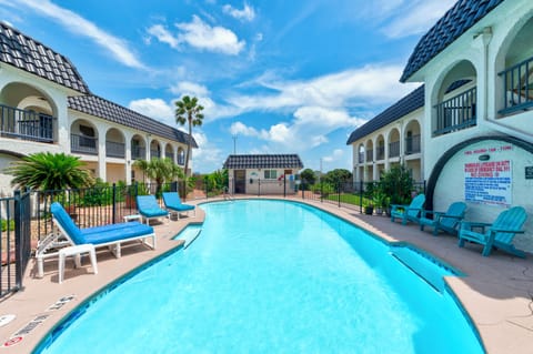 Take a refreshing dip in the crystal-clear pool surrounded by charming Mediterranean-style architecture and comfortable loungers under the bright Texas sky.