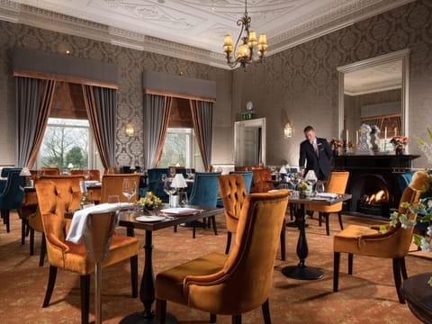 3 restaurants; breakfast, lunch, and dinner served