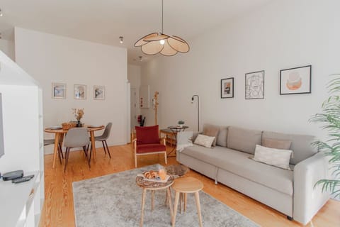 Gorgeous main area, with a big and comfortable couch, access to a balcony and a lovely sitting area #modern #stunning