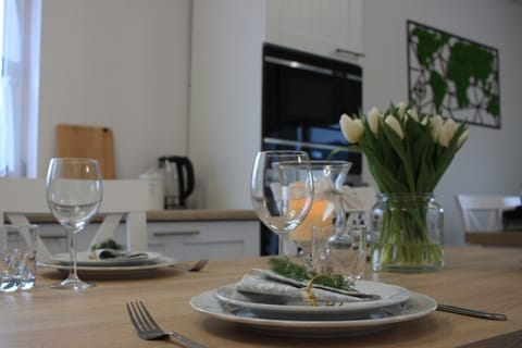 Full-size fridge, microwave, oven, stovetop