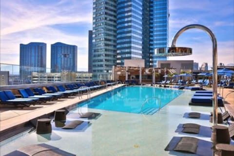 2 outdoor pools