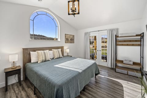 Exclusive Double Room, Ensuite, Mountain View