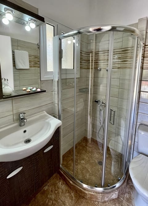 Executive Double Room, Sea View | Bathroom | Shower, towels