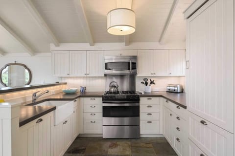 House (4 Bedrooms) | Private kitchen | Fridge, microwave, oven, stovetop