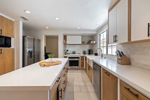 House (5 Bedrooms) | Private kitchen | Fridge, microwave, oven, stovetop