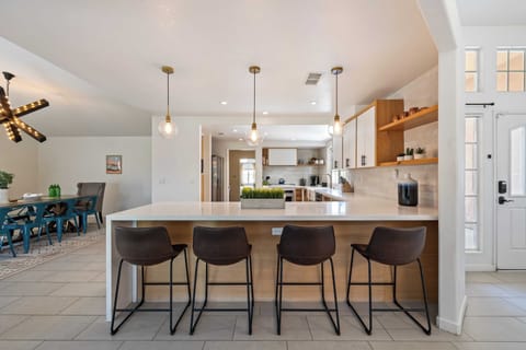 House (5 Bedrooms) | Interior