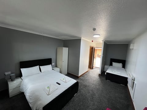 Desk, soundproofing, iron/ironing board, free WiFi