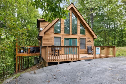 The best Smoky Mountains Cabin Rentals with hot tub | Great Smoky Mountains Cabin Rentals | Gatlinburg Cabin Rentals | Pigeon Forge Cabin Rentals | Cabins with Hot Tubs | Cabin Rentals With A Hot Tub