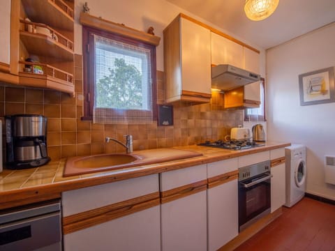 Tap, Cabinetry, Kitchen Sink, Countertop, Property, Sink, Wood, Plumbing Fixture, Kitchen, Home Appliance