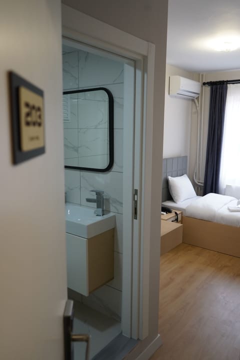 Standard Single Room | Minibar, in-room safe, desk, laptop workspace