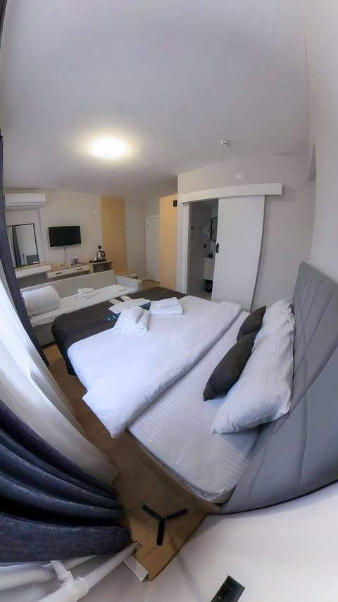 Standard Room | Minibar, in-room safe, desk, laptop workspace