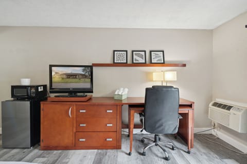 Classic Single Room, 1 King Bed | Iron/ironing board, free WiFi, bed sheets