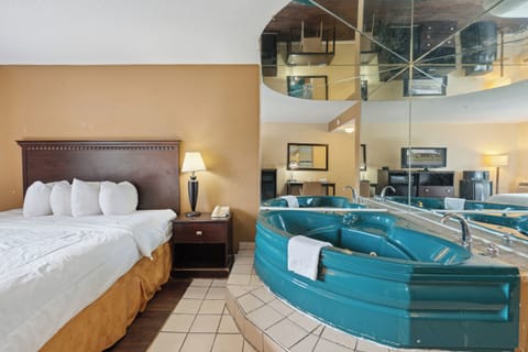 Exclusive Room, 1 King Bed | Iron/ironing board, free WiFi, bed sheets