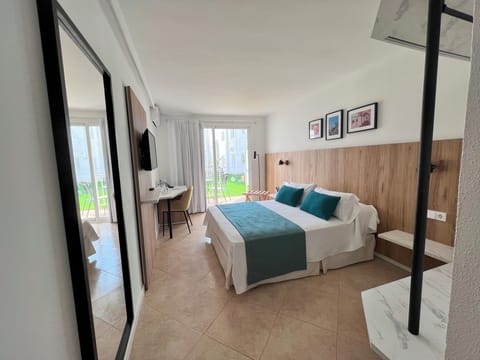 Superior Double Room, Terrace | Laptop workspace, WiFi (free), bed sheets