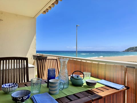 First line apartment. Capacity 5 people.Parquing-WIFI-PALS-COSTA BRAVA