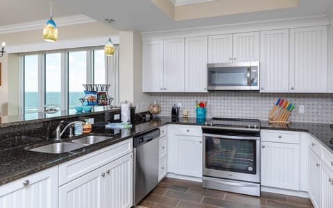 Condo, 4 Bedrooms | Private kitchen | Fridge, oven, coffee/tea maker