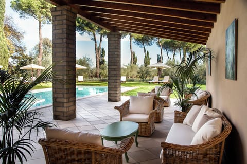 Outdoor pool, pool umbrellas, sun loungers