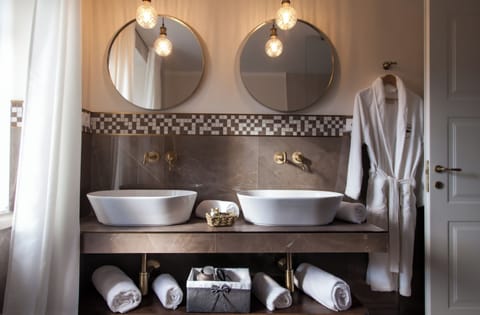 Luxury Room (MAGNOLIA) | In-room safe, blackout drapes, free WiFi