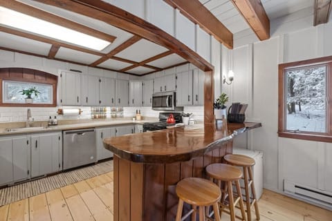 Modern and well-equipped kitchen with bar seating.