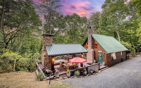 Welcome to Huckleberry Hideaway, a private Blue Ridge mountain retreat tucked into the Aska Adventure Area, close to hiking, Lake Blue Ridge, the Toccoa River, downtown, and more.