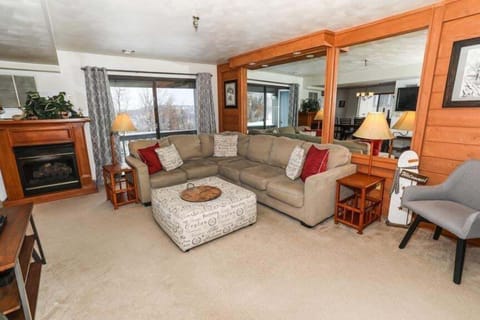 Home Decor, Chair, Furniture, Indoors, Living Room
