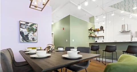 Gather and dine in style at Super Stays, your lodging solution in the bourbon capital of the world, where comfort meets convenience.