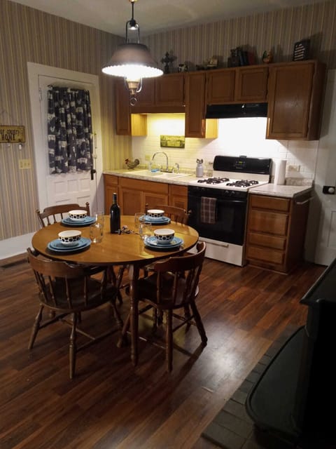 gas cook top, gas oven, refrig and microwave