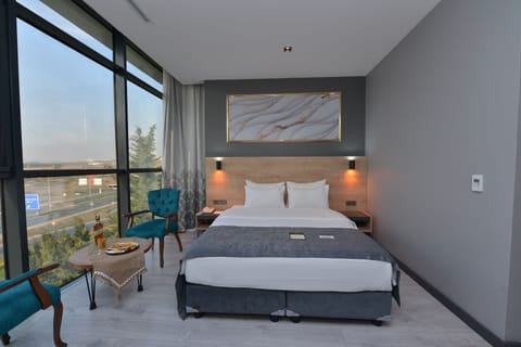 Deluxe Room | Premium bedding, minibar, in-room safe, desk