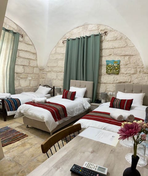 Triple Room | Desk, free WiFi
