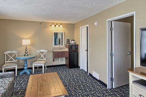 Family Suite, Multiple Beds | Living area | 32-inch flat-screen TV with satellite channels, TV