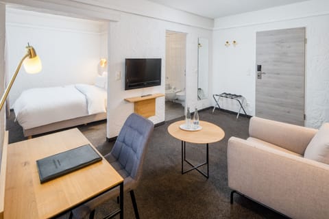 Comfort Room, 1 Queen Bed, City View (Larger Room) | Hypo-allergenic bedding, down comforters, desk, iron/ironing board