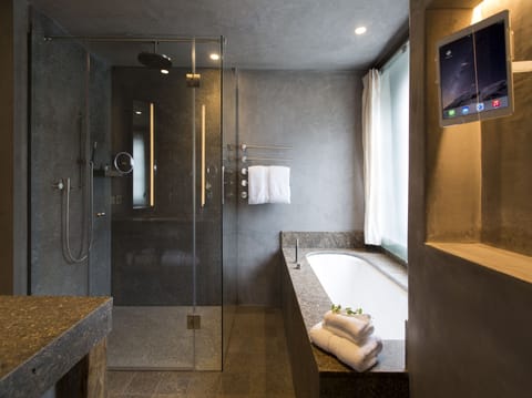 Deluxe Double or Twin Room | Bathroom | Rainfall showerhead, free toiletries, hair dryer, bathrobes