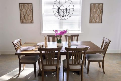 Modern Midtown home with 3 king beds House in Memphis