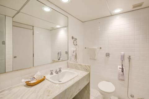 Deluxe Quadruple Room | Bathroom | Shower, free toiletries, hair dryer, towels