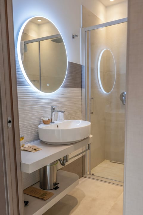 Basic Double Room | Bathroom | Shower, rainfall showerhead, free toiletries, hair dryer