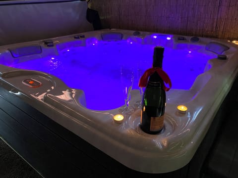 Indoor spa tub