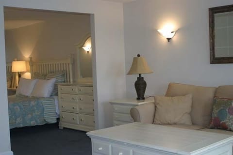 Studio 211 Living Room with 2 Queen Beds