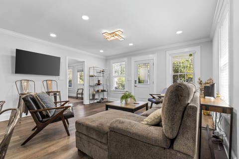 Signature House, 3 Bedrooms, Patio, Courtyard View | Living room | 40-inch flat-screen TV with digital channels, TV, fireplace