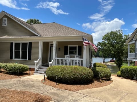 Front of House (direct lake views / access in rear)