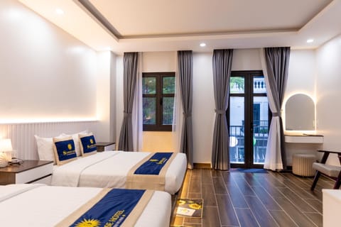 Deluxe Quadruple Room | Pillowtop beds, desk, soundproofing, WiFi (free)