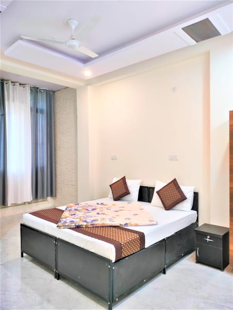 City Double Room | Desk, free WiFi, bed sheets
